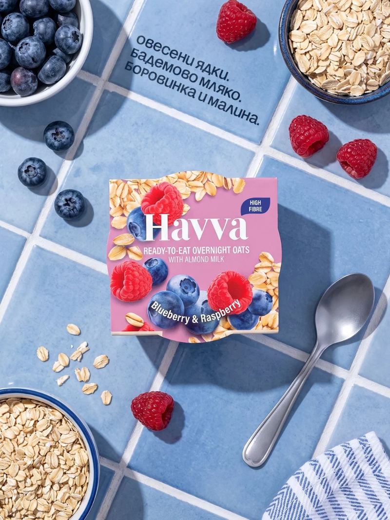 Havva Blueberry & Raspberry pot with fresh berries and oats on blue tiles